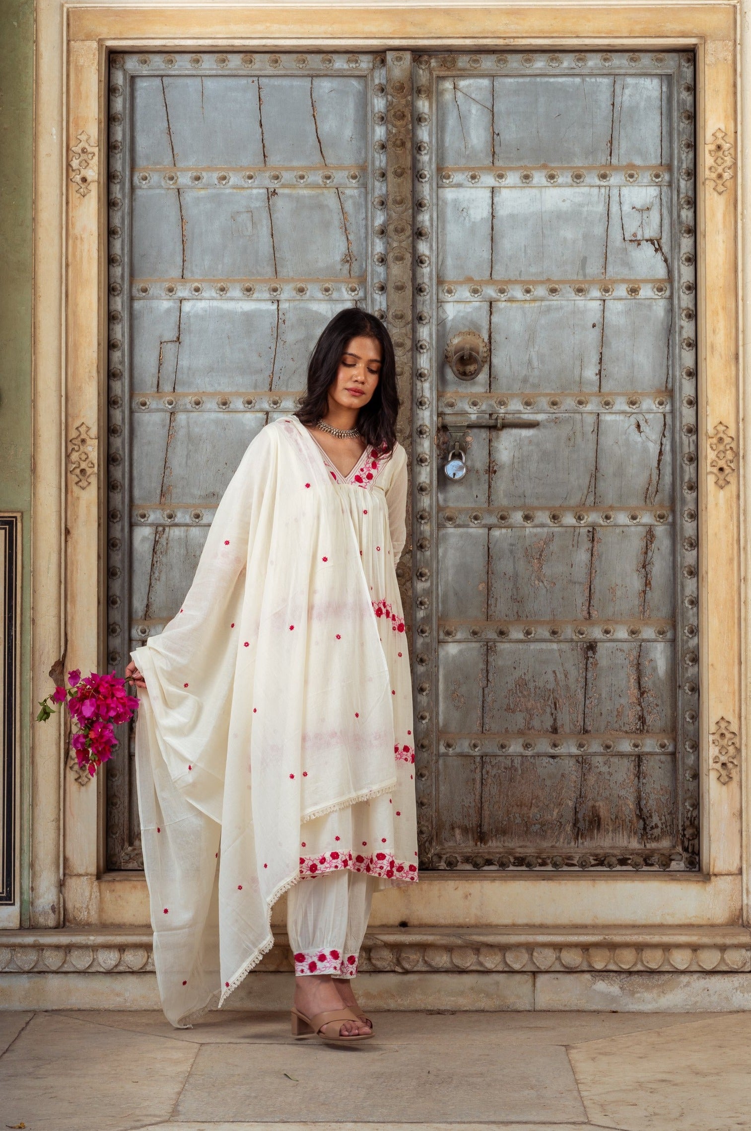 Bahaar Embroidered Suit Set - Pink